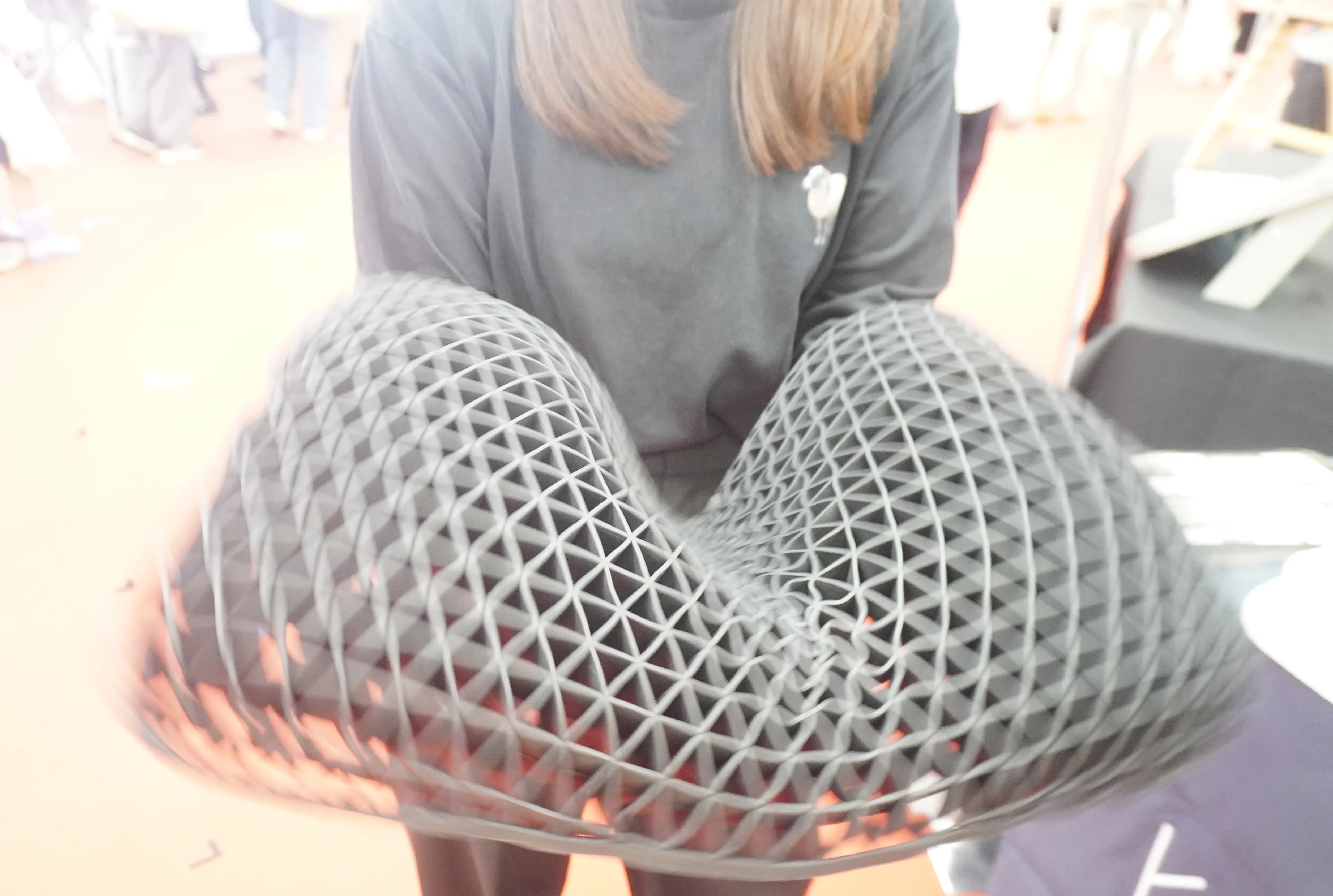 ヒツジのいらない枕を持つスタッフさん