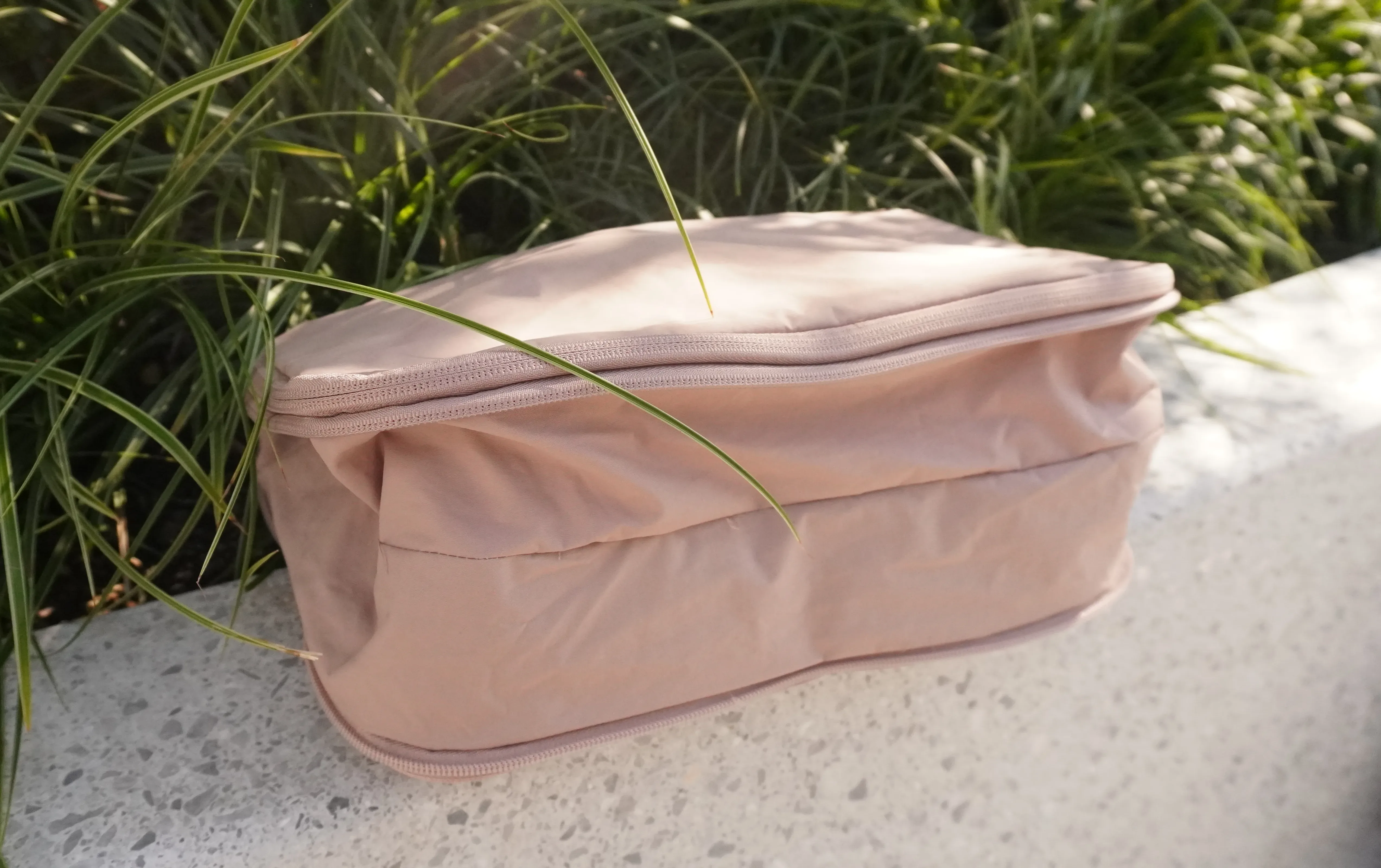 たくさん荷物を入れた場合のトラベルポーチ