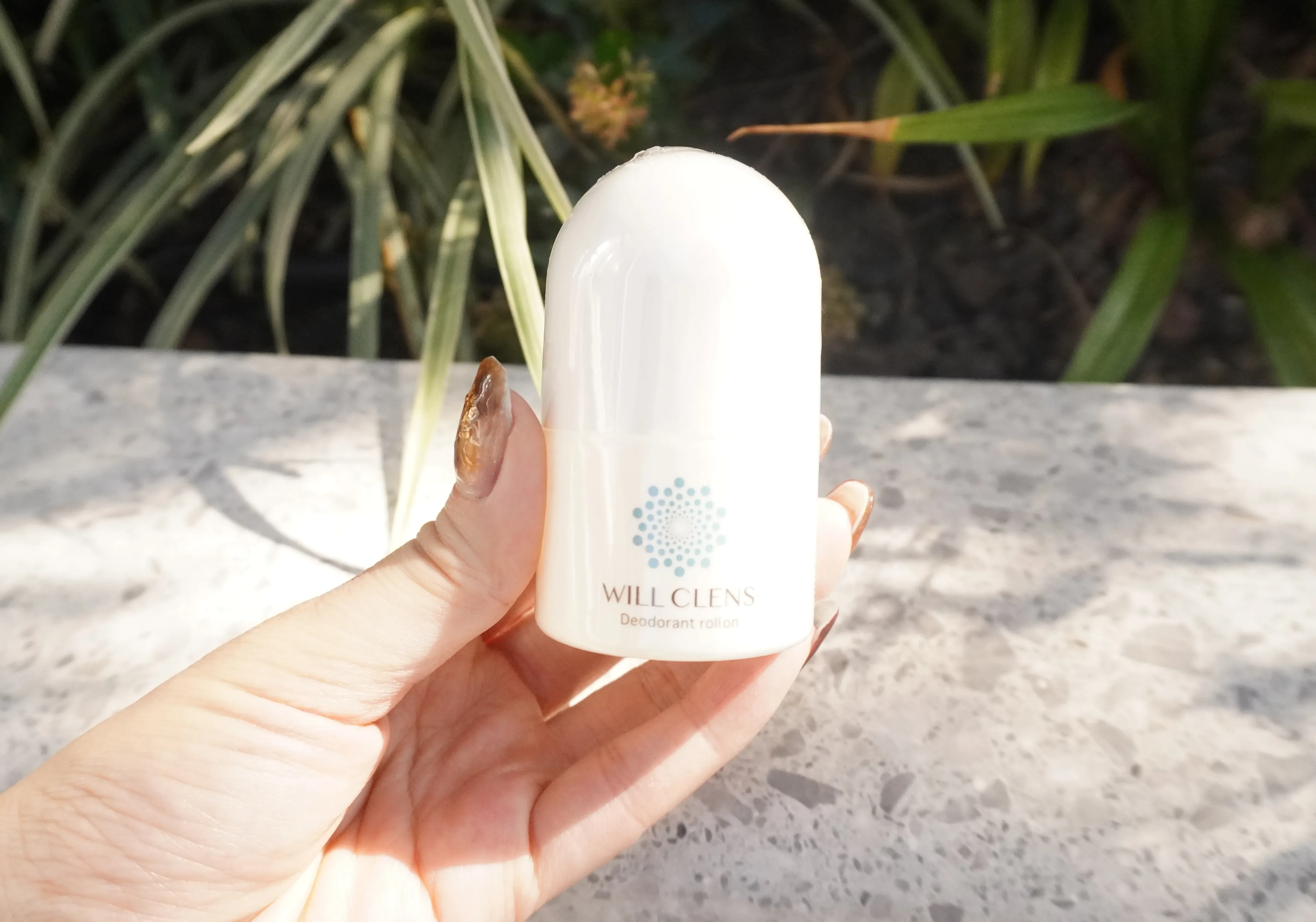 手に持った消臭ロールオン