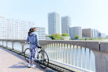 自転車を持つ女性
