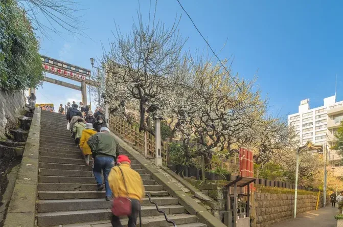 湯島天神の階段を上る人々