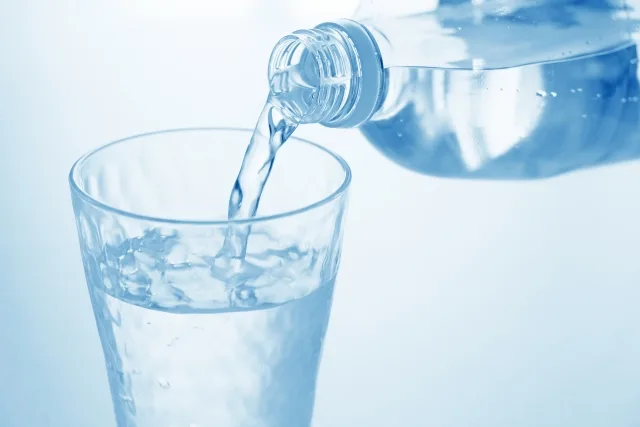 コップに水を注ぐ