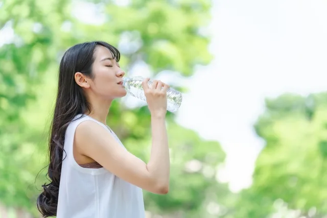 水を飲む女性