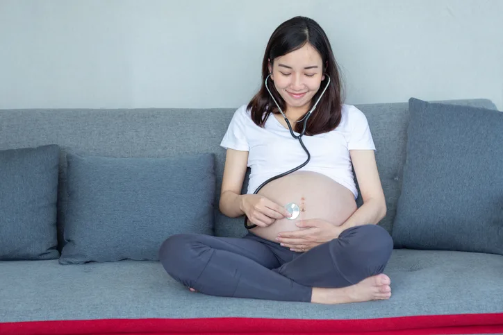 胎児の心音を聴く女性