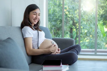 胎児の心音を聴く妊婦