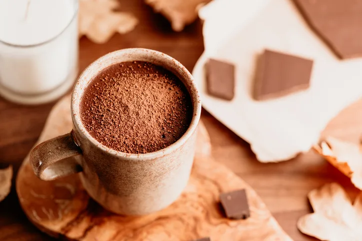 テーブルの上のホットココア