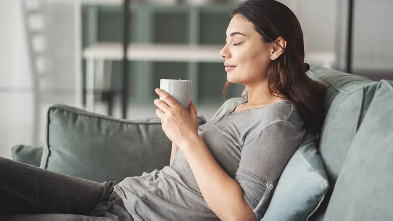 自宅でココアを飲む若い女性