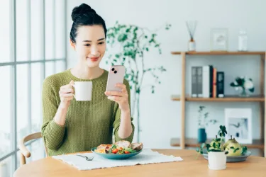 ダイエット検査結果を見る女性