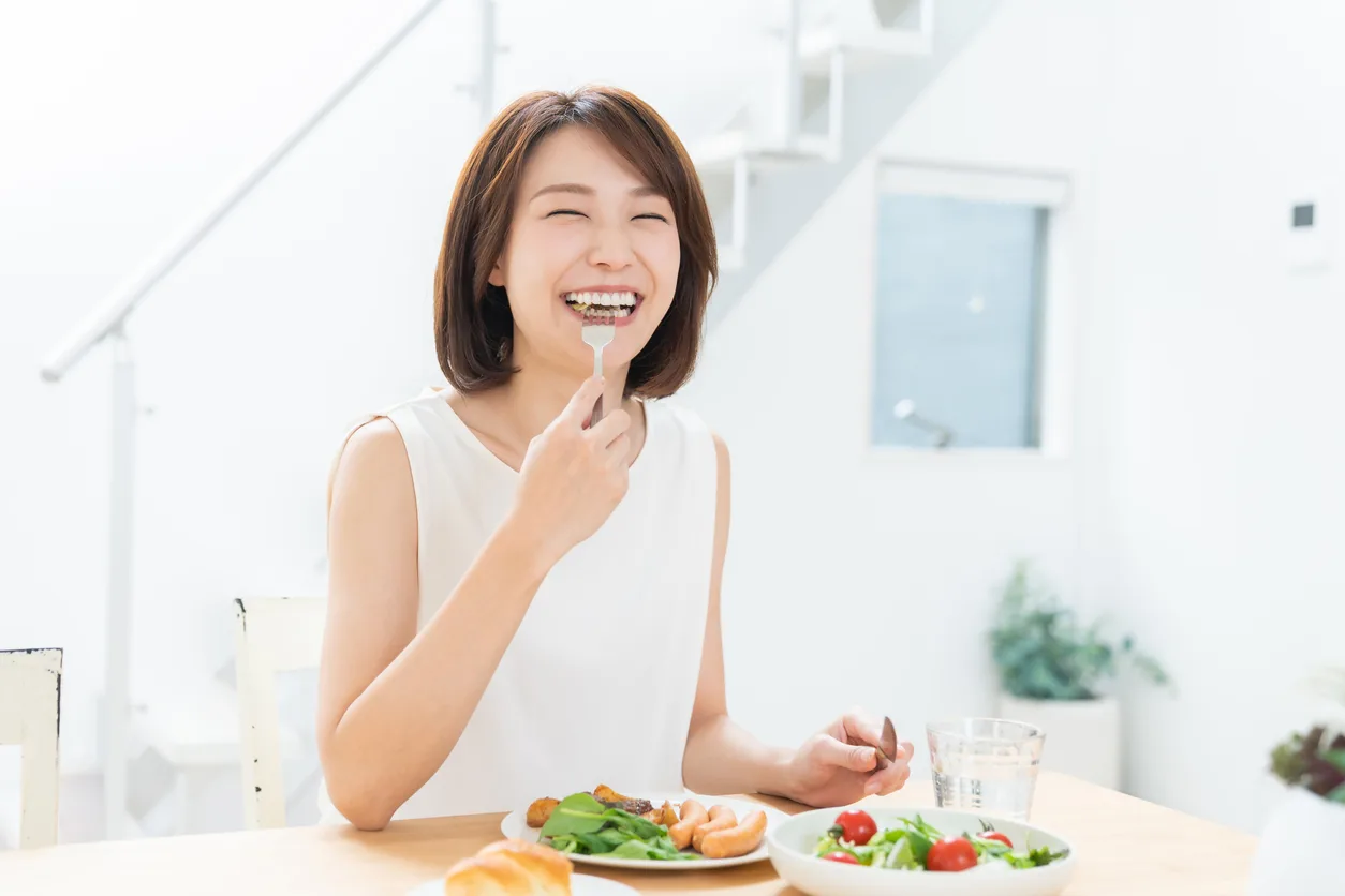 食事を食べる女性