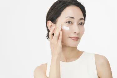 グリセリンフリー下地を塗る女性