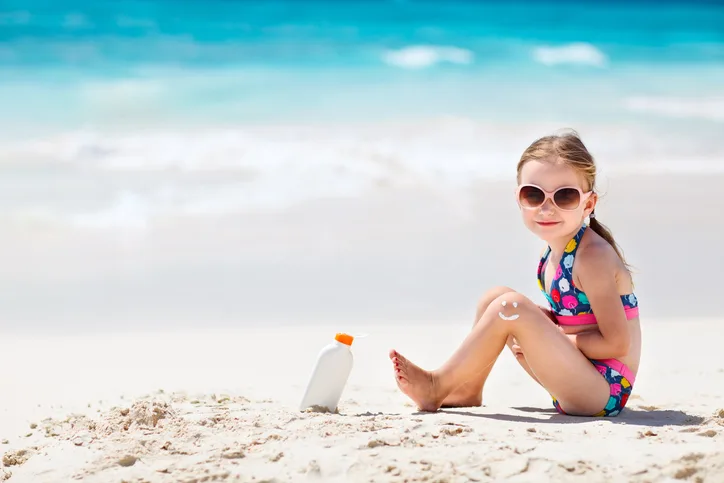 ノンケミカル日焼け止めを塗る少女