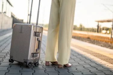 スーツケースを持つ女性