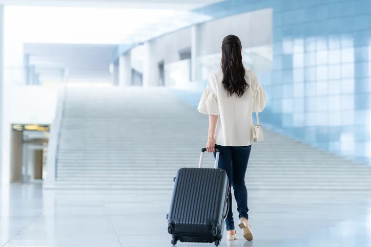 スーツケースを持つ女性