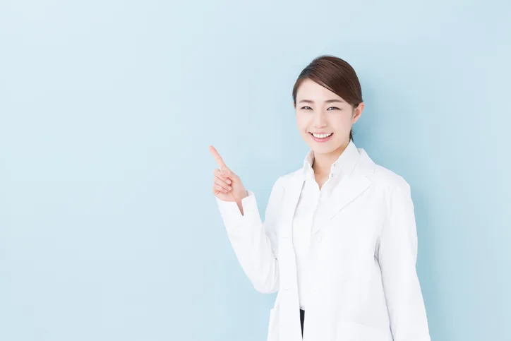 人差し指を出す女性