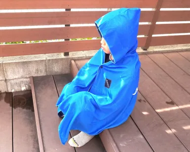 冷感ポンチョを着た子ども