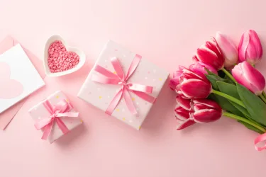プレゼントの花とギフトボックス