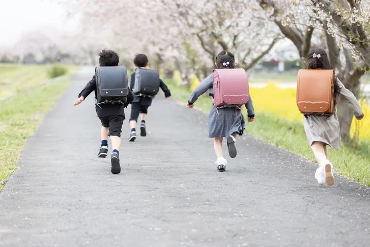 走る小学生たち