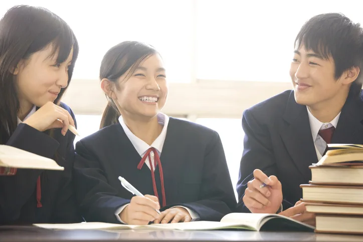 笑いあう中学生