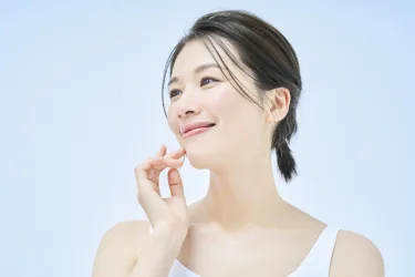 肌をさわる女性