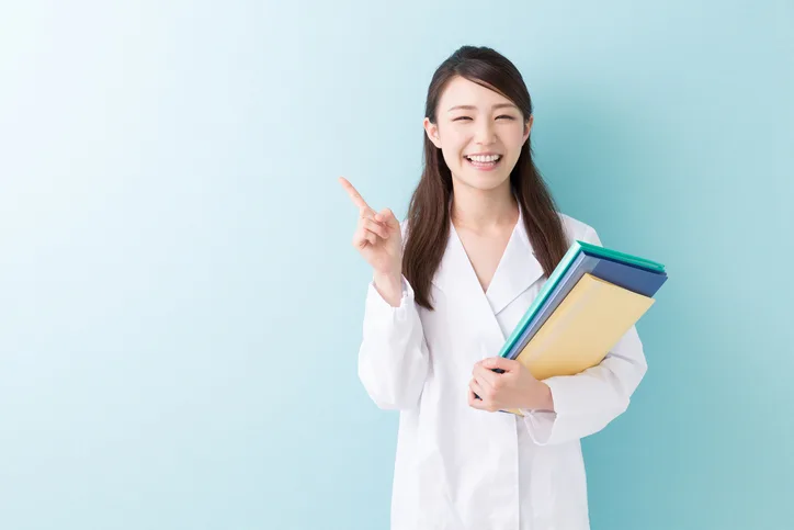 人差し指をたてる女性