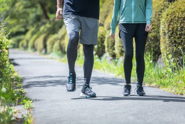 運動する男女