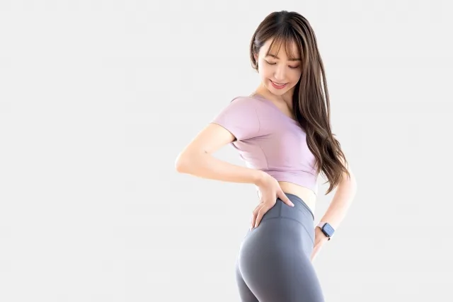 お腹をひねる女性