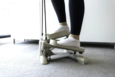 ツイストステッパーを踏む女性