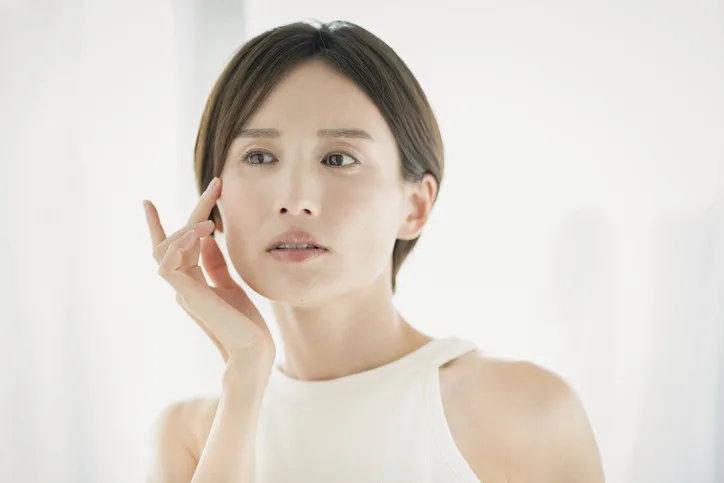 しみを気にする女性